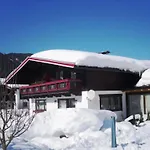 奥巴摩萨公寓 *